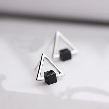Modne kolczyki geometryczne trójkąt czarne modne kolczyki srebrne proste fajne kolczyki biżuteria